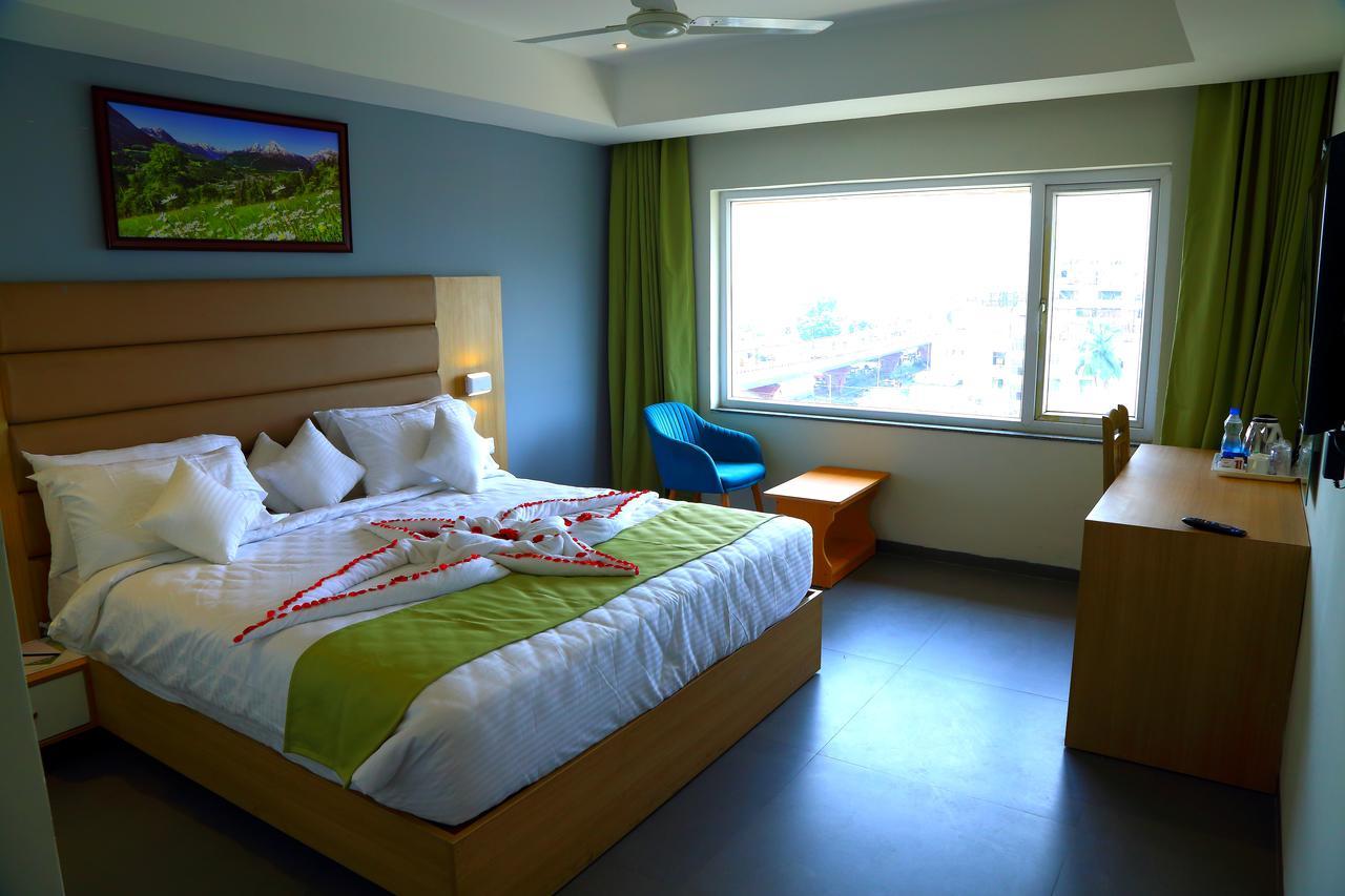 Abhayaa Hotel ヴィシャーカパトナム エクステリア 写真