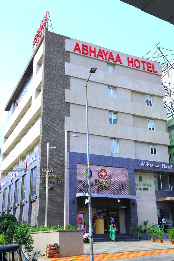 Abhayaa Hotel ヴィシャーカパトナム エクステリア 写真
